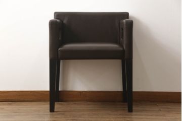中古　超美品　Cassina(カッシーナ)　CATHERINE MEMMI(カトリーヌ・メミ)　本革　シンプルでシックなデザインが魅力的なアームチェア(ダイニングチェア、椅子、イス)(定価約21万円)(R-058670)