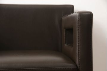 中古　超美品　Cassina(カッシーナ)　CATHERINE MEMMI(カトリーヌ・メミ)　本革　シンプルでシックなデザインが魅力的なアームチェア(ダイニングチェア、椅子、イス)(定価約21万円)(R-058670)