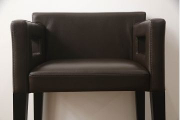 中古　超美品　Cassina(カッシーナ)　CATHERINE MEMMI(カトリーヌ・メミ)　本革　シンプルでシックなデザインが魅力的なアームチェア(ダイニングチェア、椅子、イス)(定価約21万円)(R-058670)