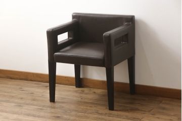 中古　超美品　Cassina(カッシーナ)　CATHERINE MEMMI(カトリーヌ・メミ)　本革　シンプルでシックなデザインが魅力的なアームチェア(ダイニングチェア、椅子、イス)(定価約21万円)(R-058671)