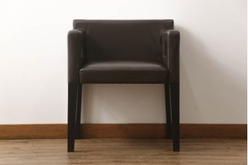 中古　超美品　Cassina(カッシーナ)　CATHERINE MEMMI(カトリーヌ・メミ)　本革　シンプルでシックなデザインが魅力的なアームチェア(ダイニングチェア、椅子、イス)(定価約21万円)(R-058671)