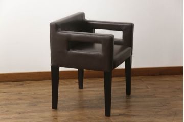 中古　超美品　Cassina(カッシーナ)　CATHERINE MEMMI(カトリーヌ・メミ)　本革　シンプルでシックなデザインが魅力的なアームチェア(ダイニングチェア、椅子、イス)(定価約21万円)(R-058671)