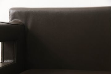 中古　超美品　Cassina(カッシーナ)　CATHERINE MEMMI(カトリーヌ・メミ)　本革　シンプルでシックなデザインが魅力的なアームチェア(ダイニングチェア、椅子、イス)(定価約21万円)(R-058671)