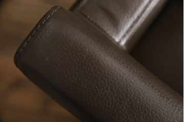 中古　超美品　Cassina(カッシーナ)　CATHERINE MEMMI(カトリーヌ・メミ)　本革　シンプルでシックなデザインが魅力的なアームチェア(ダイニングチェア、椅子、イス)(定価約21万円)(R-058671)