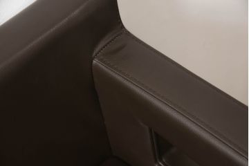 中古　超美品　Cassina(カッシーナ)　CATHERINE MEMMI(カトリーヌ・メミ)　本革　シンプルでシックなデザインが魅力的なアームチェア(ダイニングチェア、椅子、イス)(定価約21万円)(R-058671)
