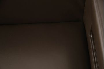 中古　超美品　Cassina(カッシーナ)　CATHERINE MEMMI(カトリーヌ・メミ)　本革　シンプルでシックなデザインが魅力的なアームチェア(ダイニングチェア、椅子、イス)(定価約21万円)(R-058671)