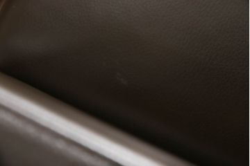 中古　超美品　Cassina(カッシーナ)　CATHERINE MEMMI(カトリーヌ・メミ)　本革　シンプルでシックなデザインが魅力的なアームチェア(ダイニングチェア、椅子、イス)(定価約21万円)(R-058671)