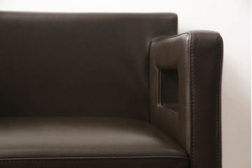 中古　超美品　Cassina(カッシーナ)　CATHERINE MEMMI(カトリーヌ・メミ)　本革　シンプルでシックなデザインが魅力的なアームチェア(ダイニングチェア、椅子、イス)(定価約21万円)(R-058671)