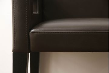 中古　超美品　Cassina(カッシーナ)　CATHERINE MEMMI(カトリーヌ・メミ)　本革　シンプルでシックなデザインが魅力的なアームチェア(ダイニングチェア、椅子、イス)(定価約21万円)(R-058671)