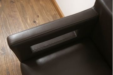 中古　超美品　Cassina(カッシーナ)　CATHERINE MEMMI(カトリーヌ・メミ)　本革　シンプルでシックなデザインが魅力的なアームチェア(ダイニングチェア、椅子、イス)(定価約21万円)(R-058672)