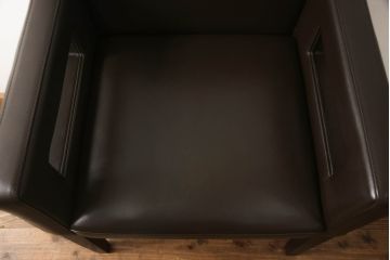 中古　超美品　Cassina(カッシーナ)　CATHERINE MEMMI(カトリーヌ・メミ)　本革　シンプルでシックなデザインが魅力的なアームチェア(ダイニングチェア、椅子、イス)(定価約21万円)(R-058672)