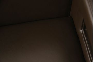 中古　超美品　Cassina(カッシーナ)　CATHERINE MEMMI(カトリーヌ・メミ)　本革　シンプルでシックなデザインが魅力的なアームチェア(ダイニングチェア、椅子、イス)(定価約21万円)(R-058672)