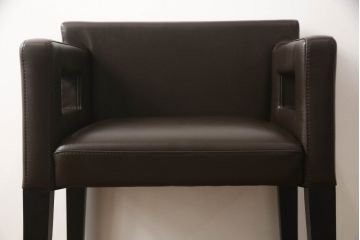中古　超美品　Cassina(カッシーナ)　CATHERINE MEMMI(カトリーヌ・メミ)　本革　シンプルでシックなデザインが魅力的なアームチェア(ダイニングチェア、椅子、イス)(定価約21万円)(R-058672)
