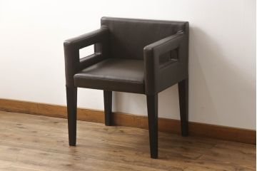中古　超美品　Cassina(カッシーナ)　CATHERINE MEMMI(カトリーヌ・メミ)　本革　シンプルでシックなデザインが魅力的なアームチェア(ダイニングチェア、椅子、イス)(定価約21万円)(R-058673)