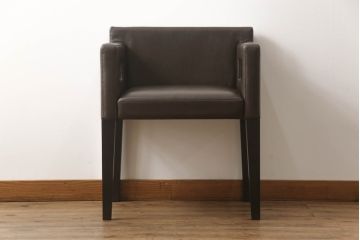中古　超美品　Cassina(カッシーナ)　CATHERINE MEMMI(カトリーヌ・メミ)　本革　シンプルでシックなデザインが魅力的なアームチェア(ダイニングチェア、椅子、イス)(定価約21万円)(R-058673)