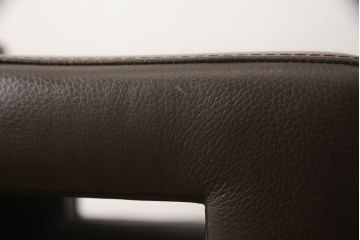 中古　超美品　Cassina(カッシーナ)　CATHERINE MEMMI(カトリーヌ・メミ)　本革　シンプルでシックなデザインが魅力的なアームチェア(ダイニングチェア、椅子、イス)(定価約21万円)(R-058673)