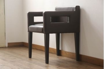 中古　超美品　Cassina(カッシーナ)　CATHERINE MEMMI(カトリーヌ・メミ)　本革　シンプルでシックなデザインが魅力的なアームチェア(ダイニングチェア、椅子、イス)(定価約21万円)(R-058673)