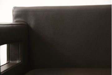 中古　超美品　Cassina(カッシーナ)　CATHERINE MEMMI(カトリーヌ・メミ)　本革　シンプルでシックなデザインが魅力的なアームチェア(ダイニングチェア、椅子、イス)(定価約21万円)(R-058673)
