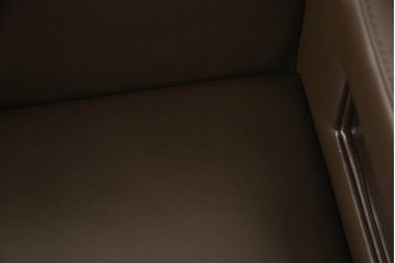 中古　超美品　Cassina(カッシーナ)　CATHERINE MEMMI(カトリーヌ・メミ)　本革　シンプルでシックなデザインが魅力的なアームチェア(ダイニングチェア、椅子、イス)(定価約21万円)(R-058673)