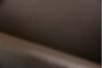 中古　超美品　Cassina(カッシーナ)　CATHERINE MEMMI(カトリーヌ・メミ)　本革　シンプルでシックなデザインが魅力的なアームチェア(ダイニングチェア、椅子、イス)(定価約21万円)(R-058673)