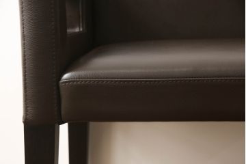 中古　超美品　Cassina(カッシーナ)　CATHERINE MEMMI(カトリーヌ・メミ)　本革　シンプルでシックなデザインが魅力的なアームチェア(ダイニングチェア、椅子、イス)(定価約21万円)(R-058673)