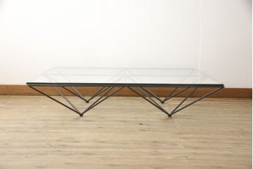 中古　希少　絶版品　B&B イタリア　Alanda(アランダ)　幾何学を連想させるスタイリッシュなデザインが印象的なガラステーブル(ローテーブル、センターテーブル)(R-058680)