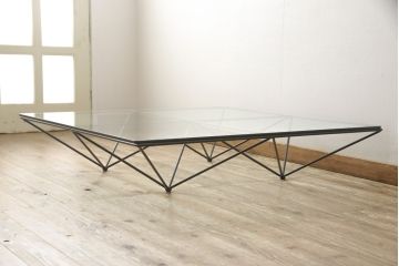 中古　希少　絶版品　B&B イタリア　Alanda(アランダ)　幾何学を連想させるスタイリッシュなデザインが印象的なガラステーブル(ローテーブル、センターテーブル)(R-058680)