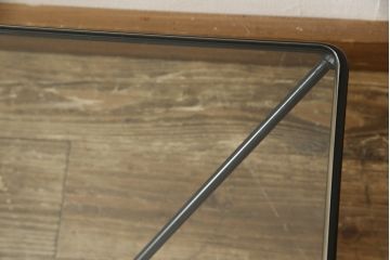 中古　希少　絶版品　B&B イタリア　Alanda(アランダ)　幾何学を連想させるスタイリッシュなデザインが印象的なガラステーブル(ローテーブル、センターテーブル)(R-058680)