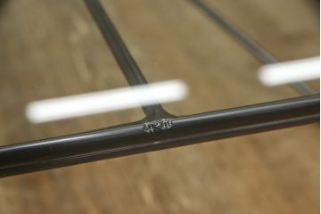 中古　希少　絶版品　B&B イタリア　Alanda(アランダ)　幾何学を連想させるスタイリッシュなデザインが印象的なガラステーブル(ローテーブル、センターテーブル)(R-058680)