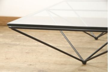 中古　希少　絶版品　B&B イタリア　Alanda(アランダ)　幾何学を連想させるスタイリッシュなデザインが印象的なガラステーブル(ローテーブル、センターテーブル)(R-058680)