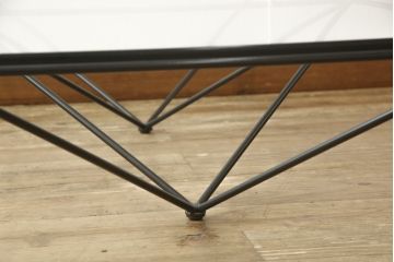 中古　希少　絶版品　B&B イタリア　Alanda(アランダ)　幾何学を連想させるスタイリッシュなデザインが印象的なガラステーブル(ローテーブル、センターテーブル)(R-058680)
