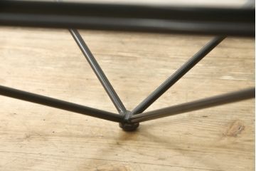 中古　希少　絶版品　B&B イタリア　Alanda(アランダ)　幾何学を連想させるスタイリッシュなデザインが印象的なガラステーブル(ローテーブル、センターテーブル)(R-058680)