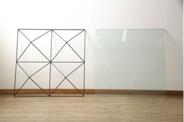 中古　希少　絶版品　B&B イタリア　Alanda(アランダ)　幾何学を連想させるスタイリッシュなデザインが印象的なガラステーブル(ローテーブル、センターテーブル)(R-058680)