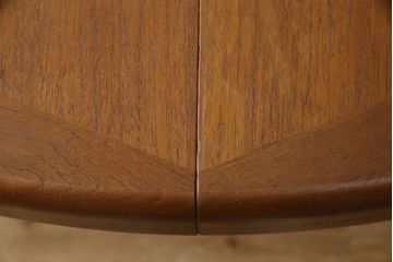 北欧ビンテージ　デンマーク　チーク材　Vejle Stole og Mobelfabrik　シンプルでナチュラルな雰囲気が魅力的なラウンドテーブル(ダイニングテーブル、2人掛け、ヴィンテージ)(R-058682)