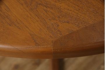 北欧ビンテージ　デンマーク　チーク材　Vejle Stole og Mobelfabrik　シンプルでナチュラルな雰囲気が魅力的なラウンドテーブル(ダイニングテーブル、2人掛け、ヴィンテージ)(R-058682)