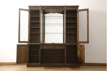 中古　美品　カリモク家具　クラシカルな佇まいが魅力的なキャビネット(キュリオケース、飾り棚、食器棚、収納棚)(R-058691)