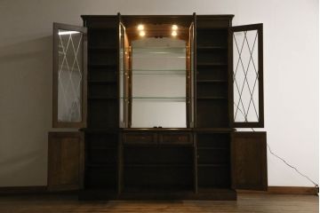中古　美品　カリモク家具　クラシカルな佇まいが魅力的なキャビネット(キュリオケース、飾り棚、食器棚、収納棚)(R-058691)