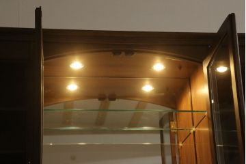 中古　美品　カリモク家具　クラシカルな佇まいが魅力的なキャビネット(キュリオケース、飾り棚、食器棚、収納棚)(R-058691)