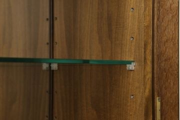 中古　美品　カリモク家具　クラシカルな佇まいが魅力的なキャビネット(キュリオケース、飾り棚、食器棚、収納棚)(R-058691)