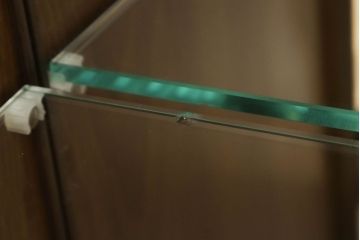 中古　美品　カリモク家具　クラシカルな佇まいが魅力的なキャビネット(キュリオケース、飾り棚、食器棚、収納棚)(R-058691)