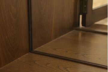 中古　美品　カリモク家具　クラシカルな佇まいが魅力的なキャビネット(キュリオケース、飾り棚、食器棚、収納棚)(R-058691)