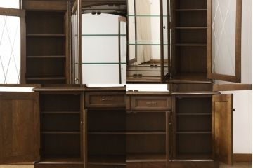 中古　美品　カリモク家具　クラシカルな佇まいが魅力的なキャビネット(キュリオケース、飾り棚、食器棚、収納棚)(R-058691)
