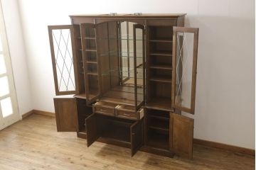 中古　美品　カリモク家具　クラシカルな佇まいが魅力的なキャビネット(キュリオケース、飾り棚、食器棚、収納棚)(R-058691)
