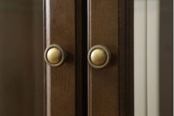 中古　美品　カリモク家具　クラシカルな佇まいが魅力的なキャビネット(キュリオケース、飾り棚、食器棚、収納棚)(R-058691)