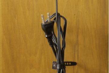 中古　美品　カリモク家具　クラシカルな佇まいが魅力的なキャビネット(キュリオケース、飾り棚、食器棚、収納棚)(R-058691)