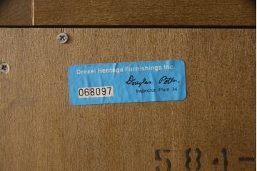 中古　美品　DREXEL HERITAGE(ドレクセルヘリテイジ)　象嵌入り　花の意匠がエレガントなキュリオケース(ガラスケース、ショーケース、飾り棚)(R-058692)