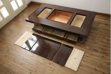 中古　最高級　シャム柿(ジリコテ)材　無垢材　特徴的な木目が目を引く、大振りな囲炉裏テーブル(座卓、長火鉢、関西火鉢、木製火鉢)(R-058695)