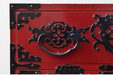 和製ビンテージ　朱塗り　米沢箪笥　鋲と凝った金具の意匠が目を引く手許箪笥(定価約41万円)(和タンス、収納箪笥、小箪笥、ヴィンテージ(R-058697)
