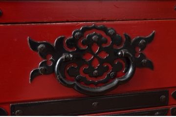 和製ビンテージ　朱塗り　米沢箪笥　鋲と凝った金具の意匠が目を引く手許箪笥(定価約41万円)(和タンス、収納箪笥、小箪笥、ヴィンテージ(R-058697)