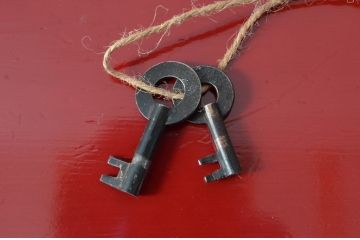和製ビンテージ　朱塗り　米沢箪笥　鋲と凝った金具の意匠が目を引く手許箪笥(定価約41万円)(和タンス、収納箪笥、小箪笥、ヴィンテージ(R-058697)